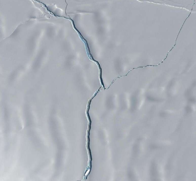 Copernicus Sentinel-2 - Leeds Uni - Anna Hogg - Imagem aproximada mostra separação entre iceberg e plataforma de Brunt