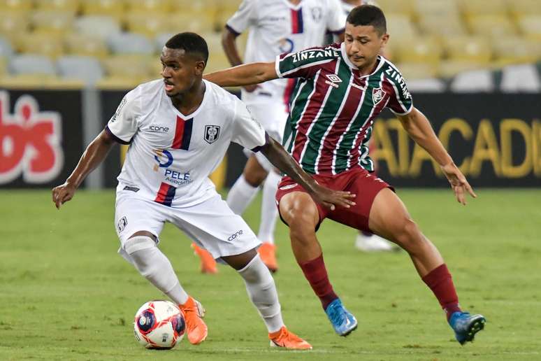 Com polêmicas de arbitragem, Resende marca no fim e vence o Fluminense na estreia do Carioca