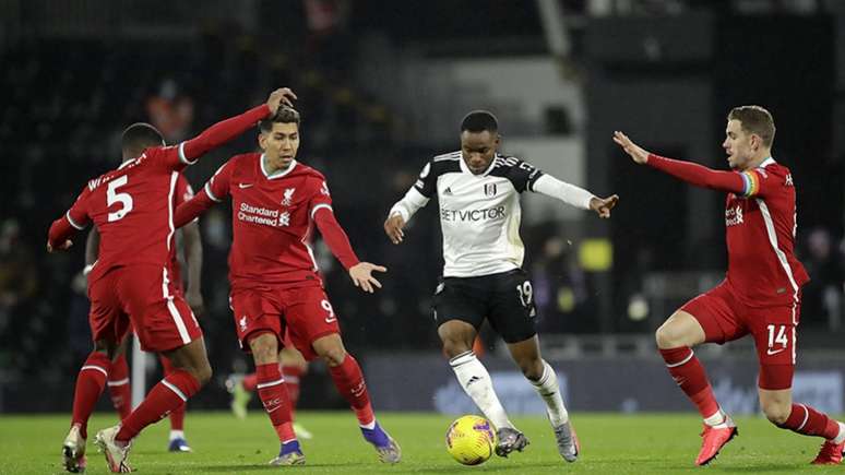 Liverpool e Fulham se enfrentam neste domingo (Foto: MATT DUNHAM / POOL / AFP)