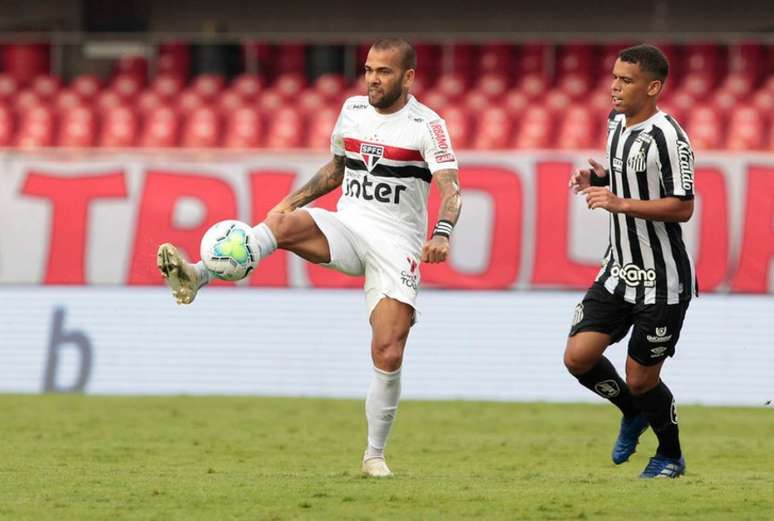 São Paulo, de Daniel Alves, leva vantagem histórica sobre o Santos, de Sandry (Foto: Flickr/São Paulo)