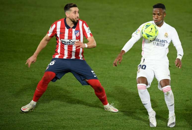 Atlético e Real se enfrentam neste domingo (Foto: OSCAR DEL POZO / AFP)