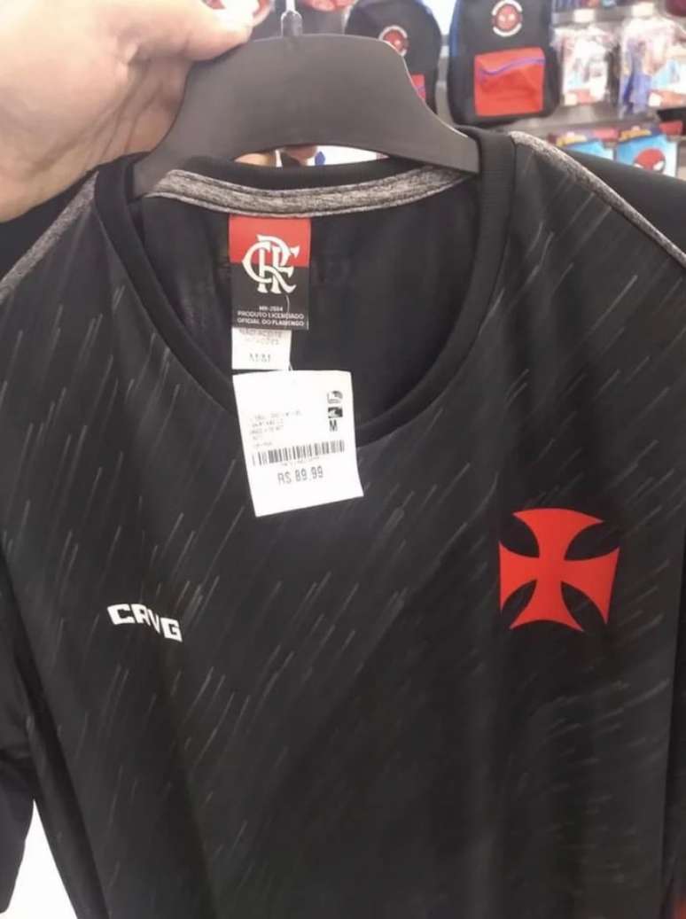 Camisa do Vasco com etiqueta do Flamengo sendo comercializada por loja de material esportivo (Foto: Reprodução)