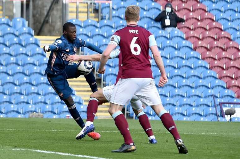 Arsenal pediu pênalti no lance envolvendo Pépé (Foto: PETER POWELL / POOL / AFP)