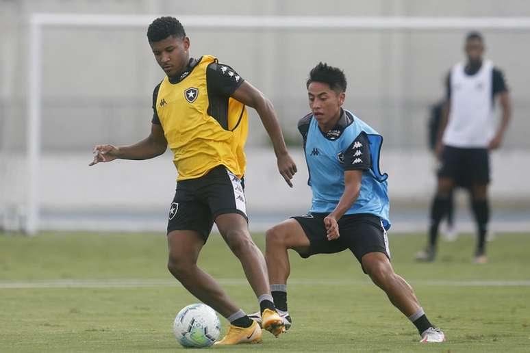 Rhuan e Lecaros em treino do Botafogo (Foto: Vítor Silva/Botafogo)