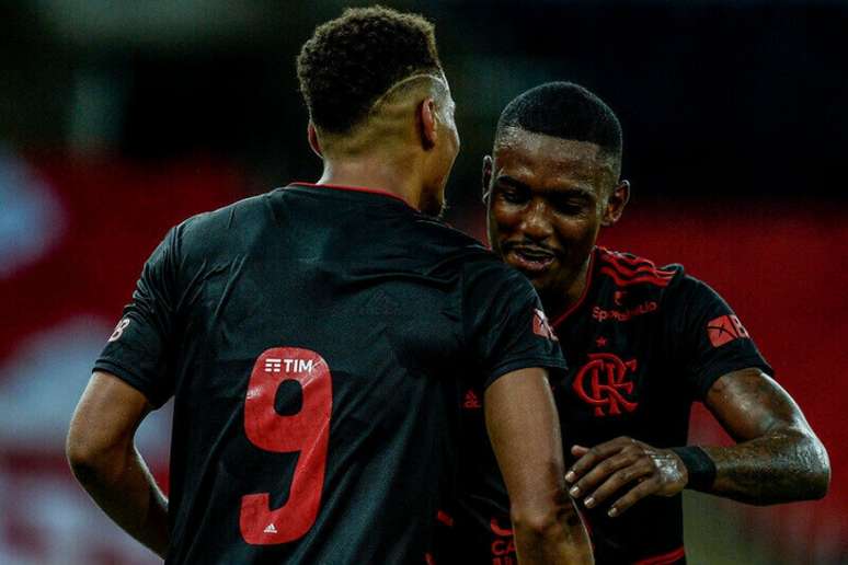 Ramon celebra gol com Rodrigo Muniz (Foto: Marcelo Cortes/Flamengo)