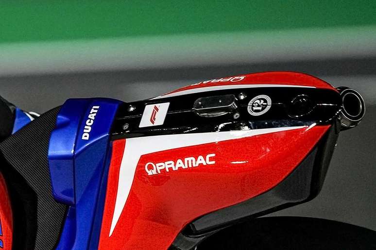 A Pramac Ducati de Jorge Martín e o inusitado logo da Fórmula 1 durante testes no Catar 