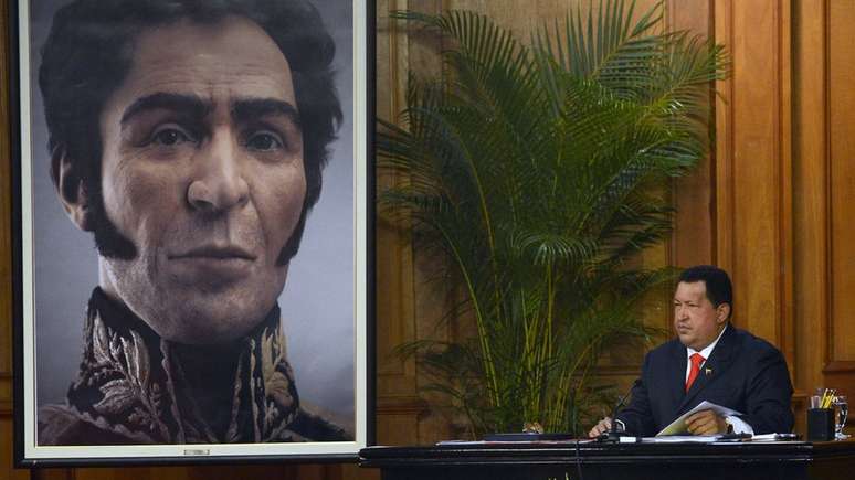 Hugo Chávez, quando era presidente da Venezuela, mandou exumar os restos mortais de Simón Bolívar para fazer um novo retrato