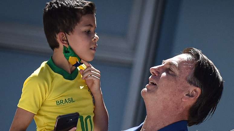 Bolsonaro ignorou abertamente os cuidados para frear a dissemina&ccedil;&atilde;o do coronav&iacute;rus, como uso de m&aacute;scara