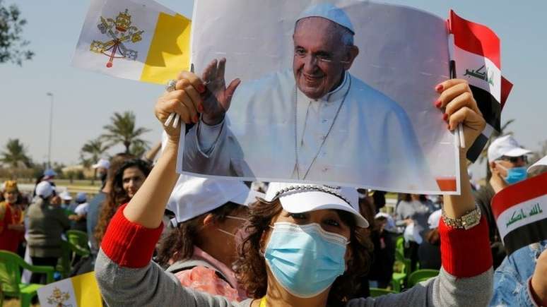 Dezenas de cidadãos se reuniram no aeroporto de Bagdá para saudar o papa