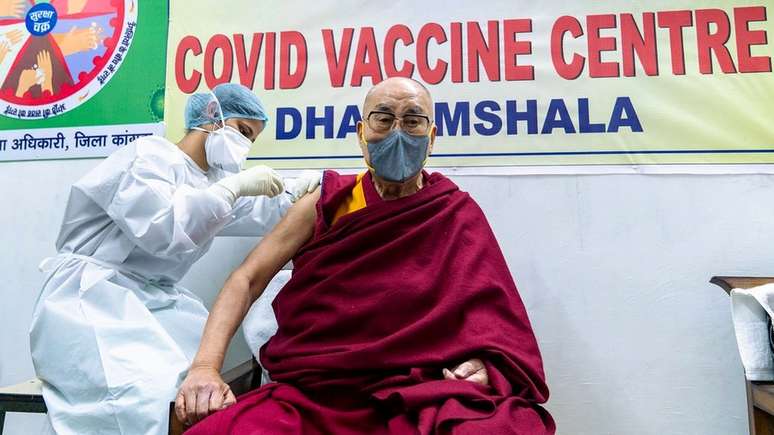 O Dalai Lama disse que as vacinas são necessárias para "prevenir problemas graves"