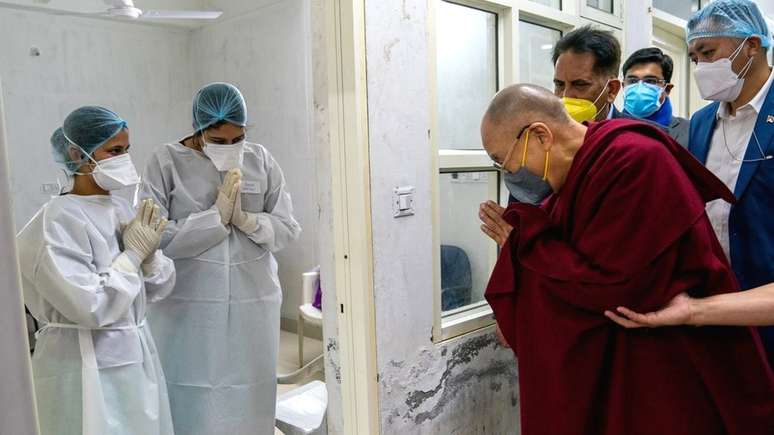 O líder do budismo tibetano se inscreveu para ser vacinado
