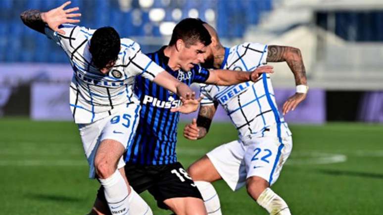 No primeiro turno, as equipes fizeram jogo duro e empataram em 1 x 1. MIGUEL MEDINA / AFP