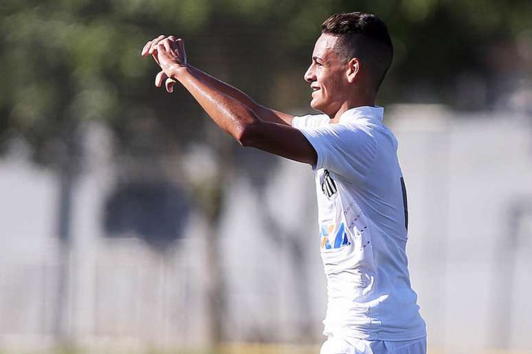 Kaiky, zagueiro do Santos, pode reforçar o time na terça-feira (Foto: Pedro Ernesto Guerra Azevedo/Santos FC)