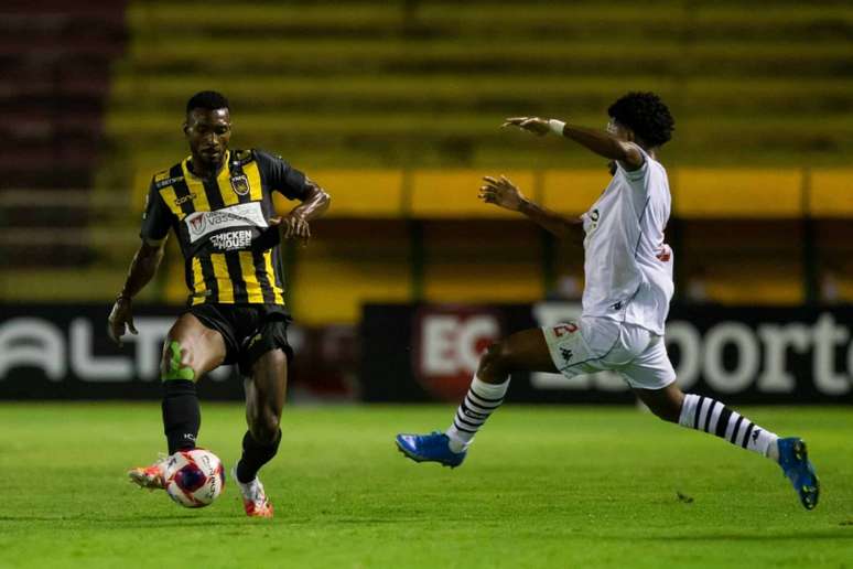 Volta Redonda e Vasco se enfrentaram debaixo de chuva forte (Foto: Andre Moreira / VRFC )