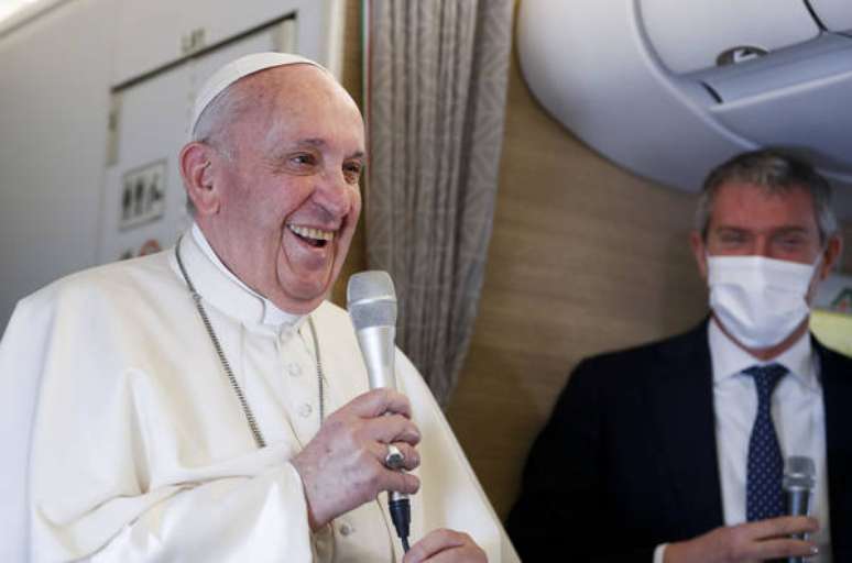 Francisco fala com jornalistas no avião papal