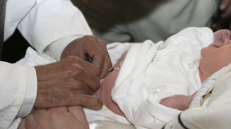 Muitas crianças são circuncidadas alguns dias após o nascimento, por razões religiosas