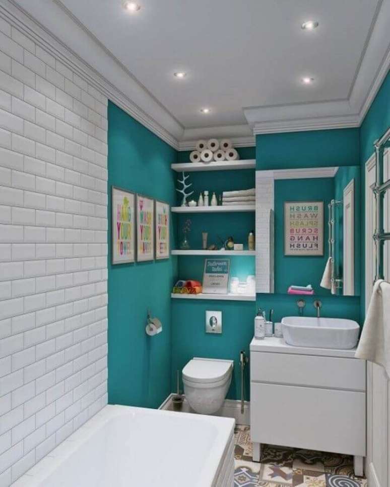 11. Decoração de banheiro pequeno na cor verde água e branco -Foto Pinterest