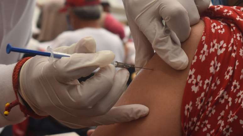 Os países com uma campanha de imunização mais adiantada, como Israel e Reino Unido, já registram redução nos casos graves e nas hospitalizações por covid-19