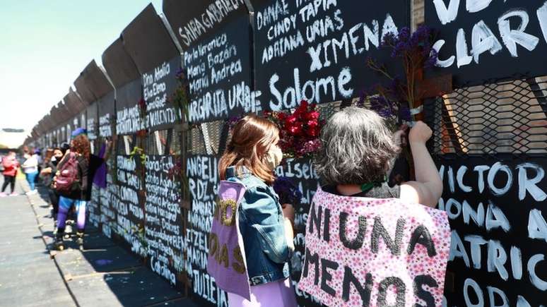 A cerca virou um símbolo para lembrar as vítimas de violência de gênero