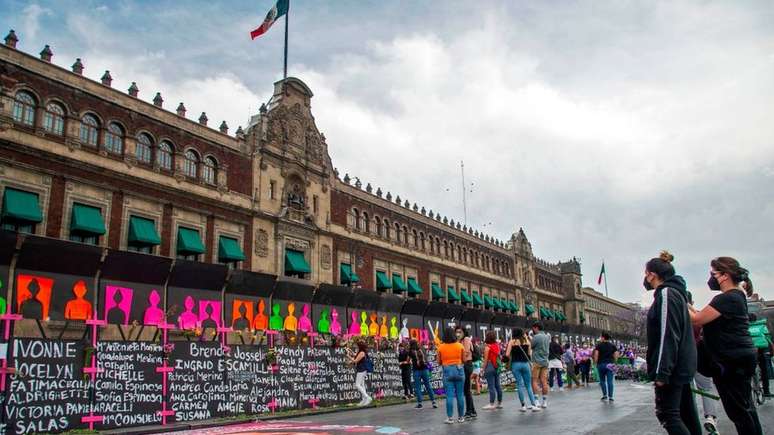 Cerca instalada em frente ao Palácio Nacional do México