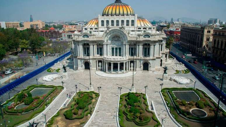 O Palácio de Belas Artes também foi cercado por uma barreira protetora