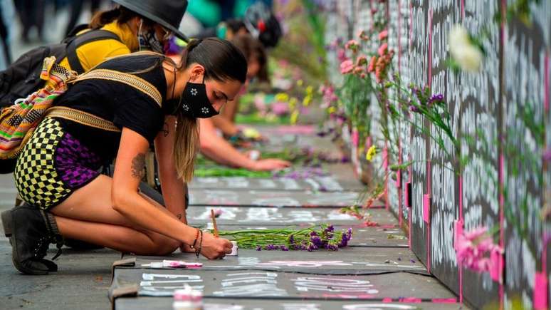 Grupos de mulheres foram até a barreira para escrever nomes das vítimas de feminicídio