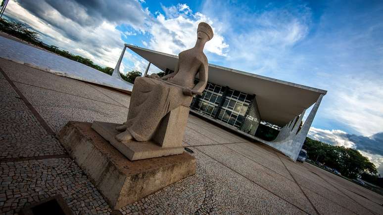 Fachada do Supremo Tribunal Federal, com destaque para imagem que representa a Justi&ccedil;a vendada