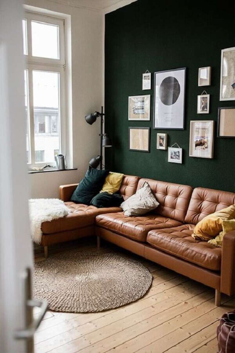 12. Parede cor verde escuro para sala de estar decorada com sofá de couro marrom com chaise – Foto Archilovers