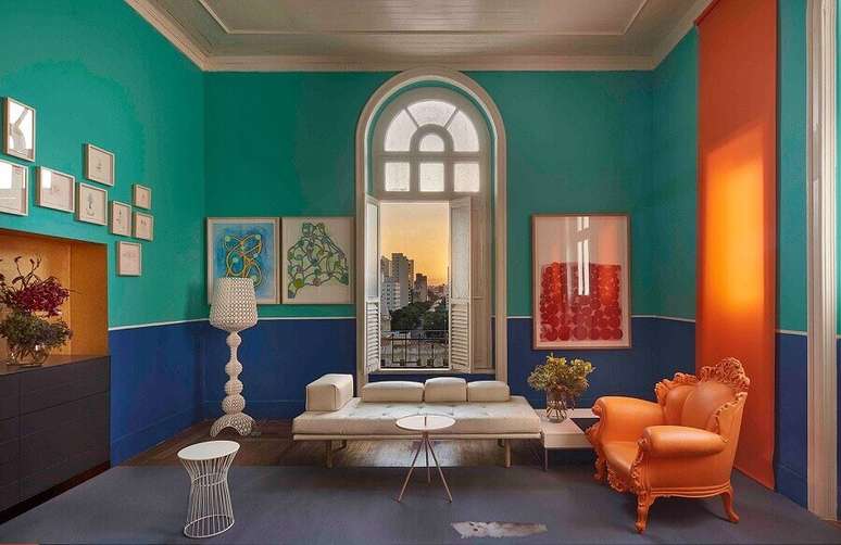 15. Decoração de sala colorida com parede cor verde e azul – Foto Casa Cor
