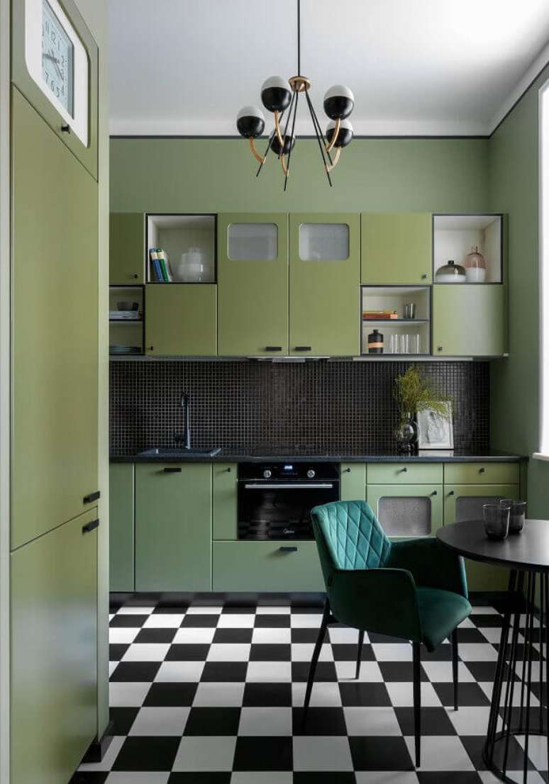 16. Cor verde musgo para decoração de cozinha com piso xadrez preto e branco – Foto Decoist