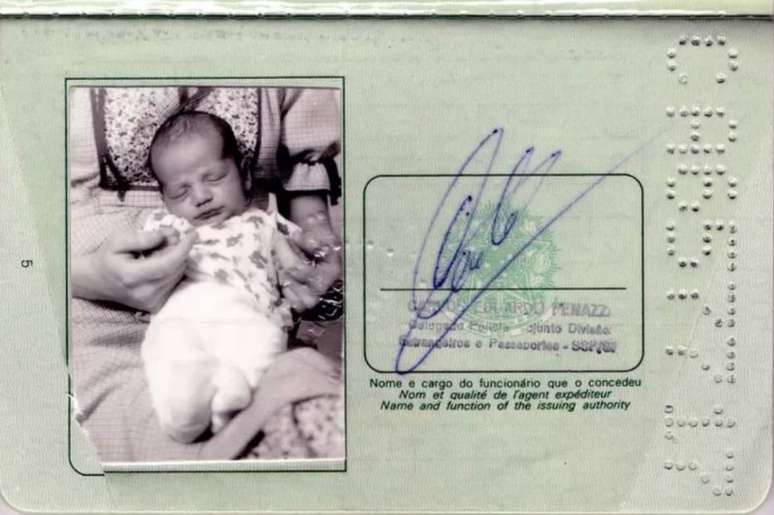 Passaporte de Patrick emitido no Brasil em 26 de fevereiro de 1980, indicava data de nascimento de 18 de fevereiro de 1980