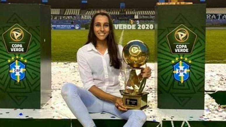 Luiza Estevão com a taça do título da Copa Verde