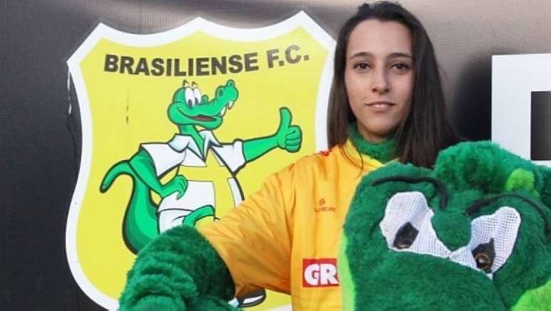 Luiza com a roupa de mascote do clube, o jacar&eacute;