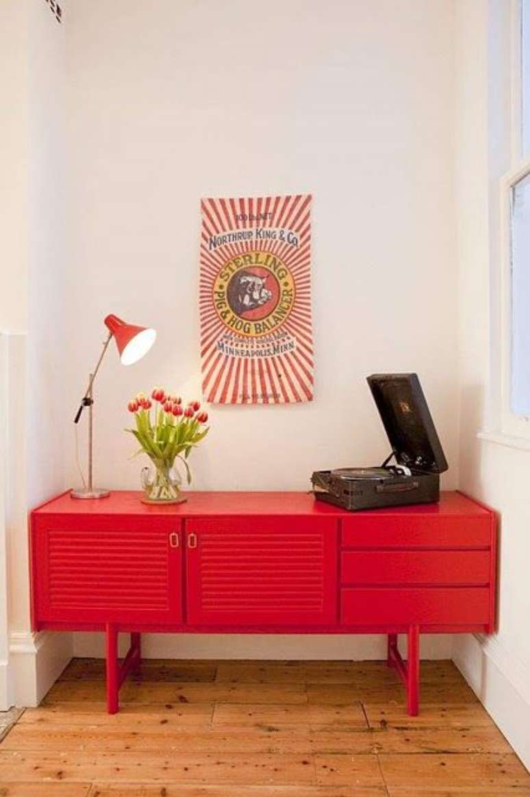 9. Casa com aparador retro vermelho e vitrola na decoração – Foto Café para Viajar