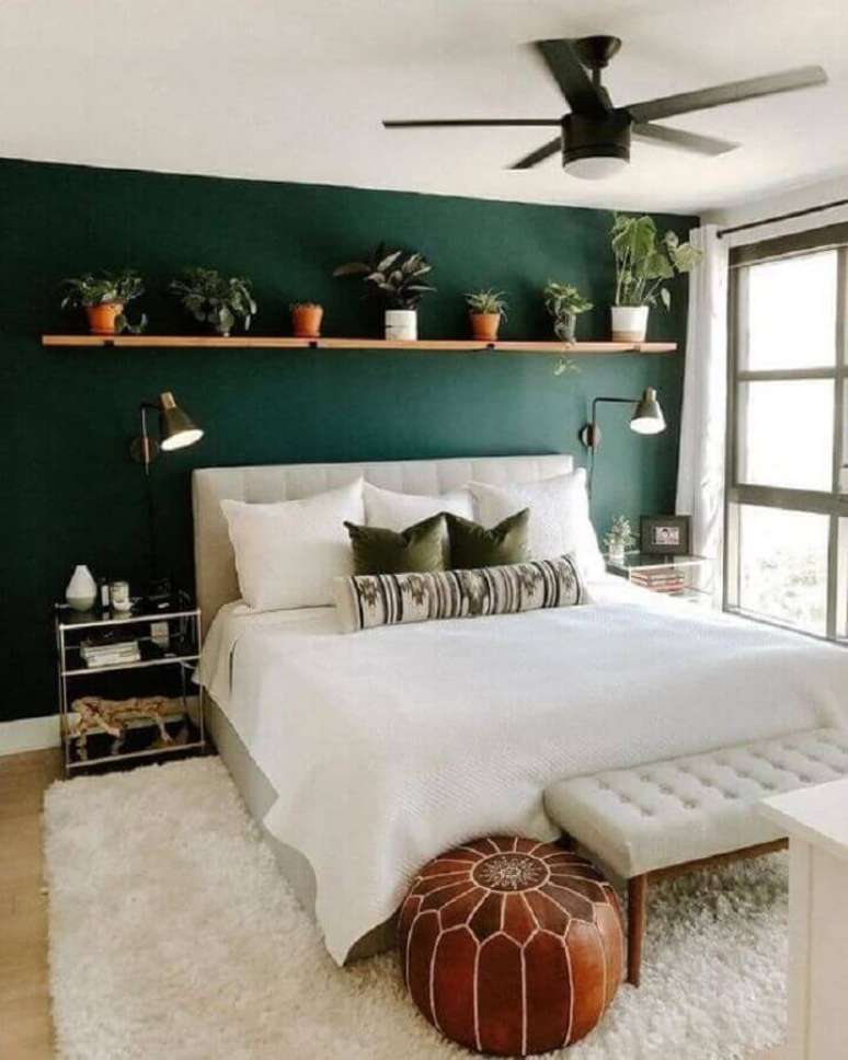 18. Parede cor verde escuro para quarto de casal decorado com vasos de plantas – Foto Pinterest