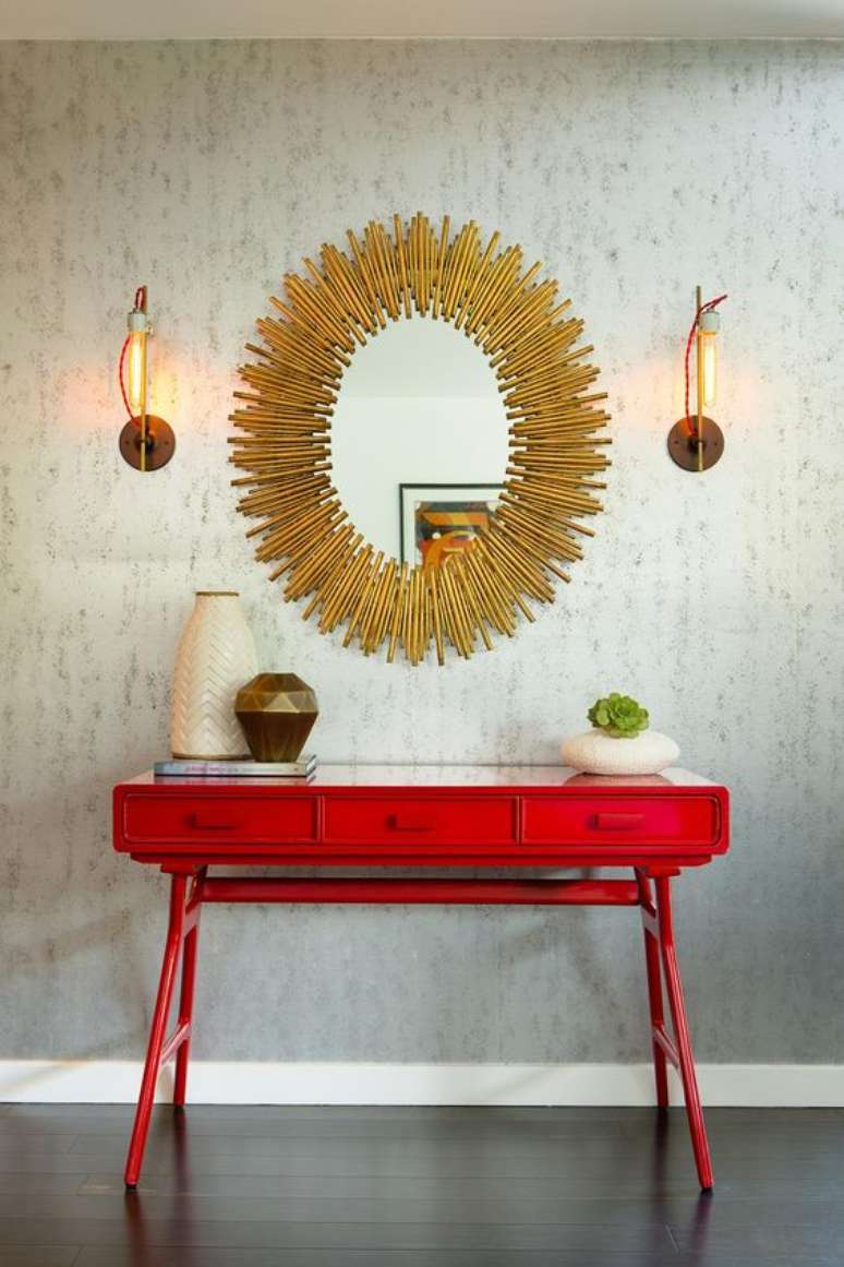 12. Aparador retro vermelho com espelho dourado – Foto Pinterest
