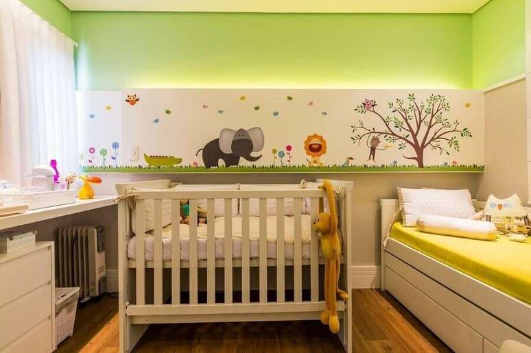 19. Decoração de quarto de bebê com parede cor verde claro e adesivos de animaizinhos – Foto By Arquitetura