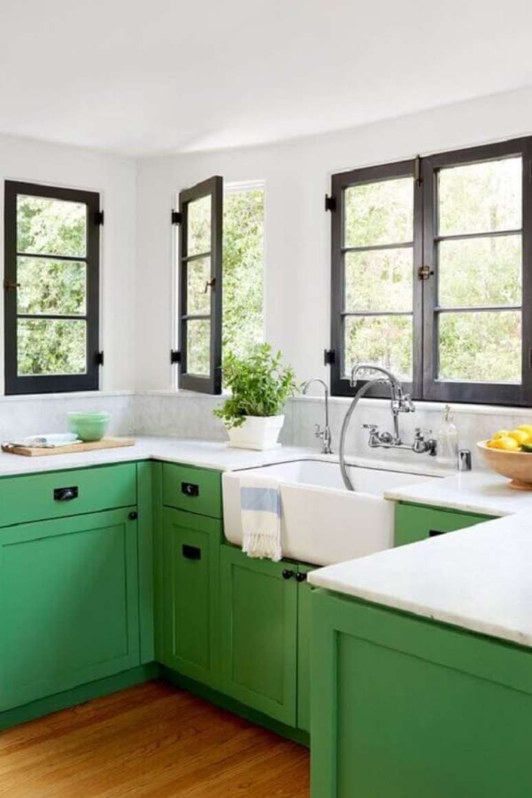 2. Decoração de cozinha clássica com armário planejado na cor verde – Foto Decostore