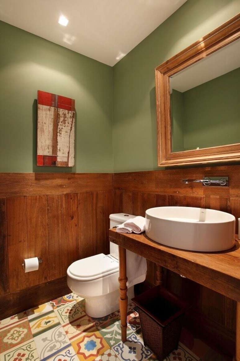20. Banheiro simples decorado com piso antigo e parede cor verde – Foto Revest Acabamentos   