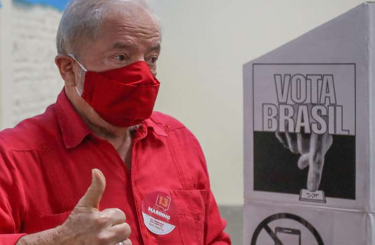 Lula supera Bolsonaro em potencial de voto para 2022, mostra pesquisa exclusiva