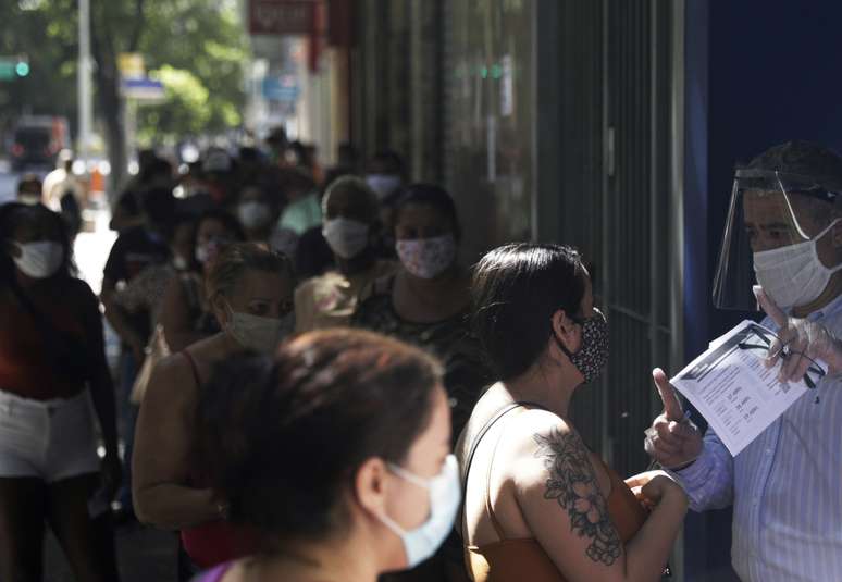 Pessoas aguardam em fila de agência da Caixa para tentar receber auxílio emergencial
27/04/2020
REUTERS/Ricardo Moraes