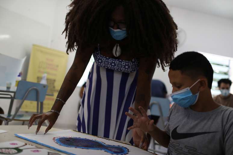 P&acirc;mela Carvalho durante oficina educativa no Complexo da Mar&eacute;, no Rio de Janeiro (RJ) 
03/03/2021
REUTERS/Pilar Olivares