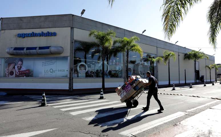 Empregado transporta encomendas vendidas pelo comércio eletrônico para serem entregues pelo Magazine Luiza. 21/4/2018. REUTERS/Paulo Whitaker    