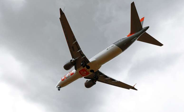 Aeronave da Gol prepara-se para pousar no aeroporto Salgado Filho, em Porto Alegre. 9/12/2020. REUTERS/Diego Vara