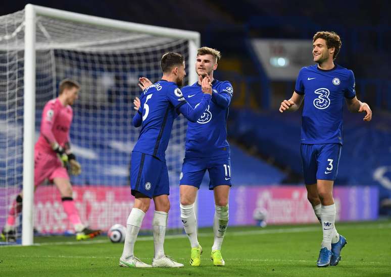 Chelsea vence duelo direto com Everton e se aproxima dos l&iacute;deres do Ingl&ecirc;s