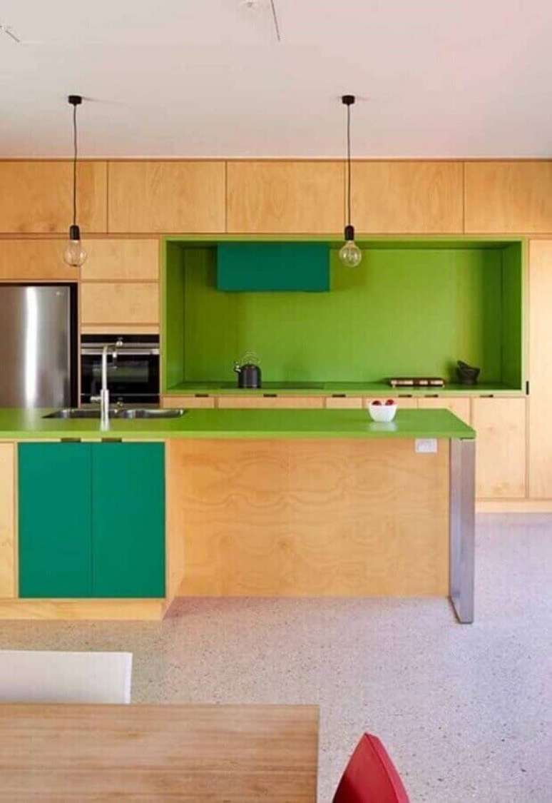 3. Cozinha amadeirada moderna decorada com bancada e nichos na cor verde limão – Foto Apartment Therapy