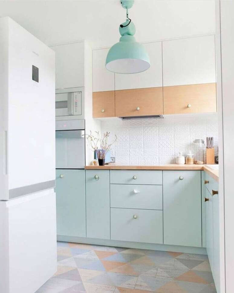 4. Decoração de cozinha com luminária pendente e armário cor verde menta – Foto Ideias Decor