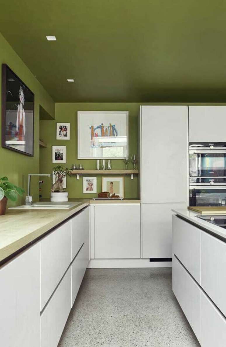 6. Teto e parede cor verde musgo para decoração de cozinha branca planejada – Foto HomeDeco