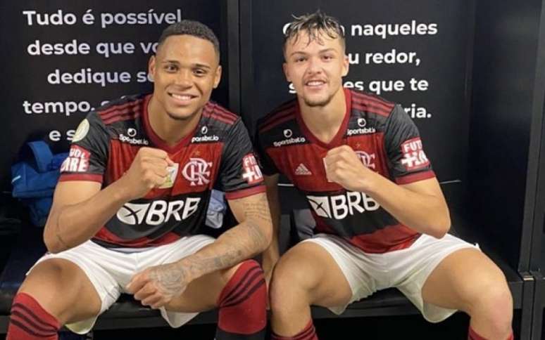 Jovens formam a dupla de zaga titular do Fla no início do Carioca (Foto: Reprodução)