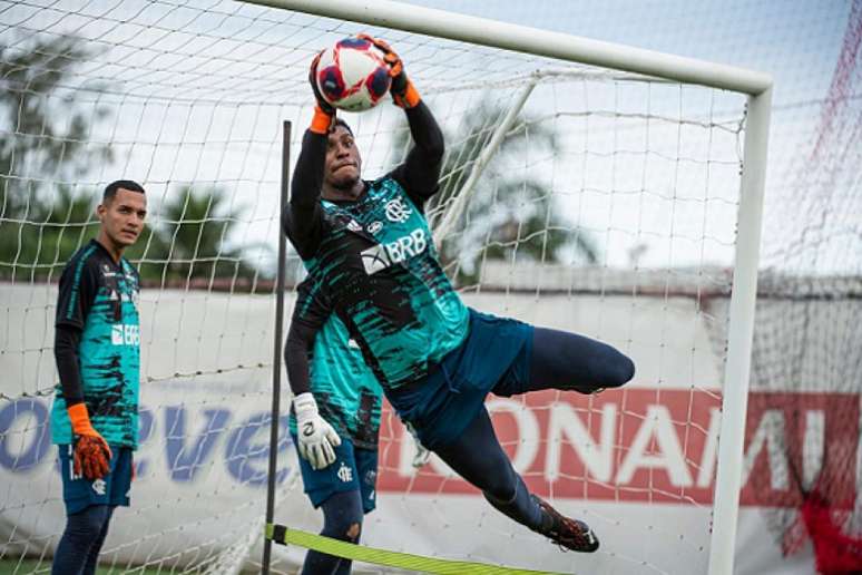 Hugo Souza em treino no Ninho do Urubu (Foto: Alexandre Vidal/Flamengo)